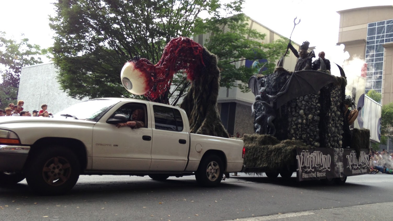Illustration for article titled Vehicles Of The 2013 DragonCon Parade - Photo Dump